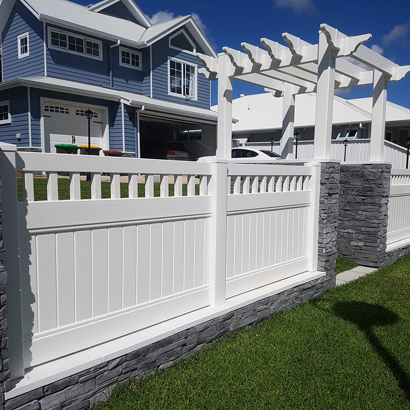 Slim pole semi-privacy fence